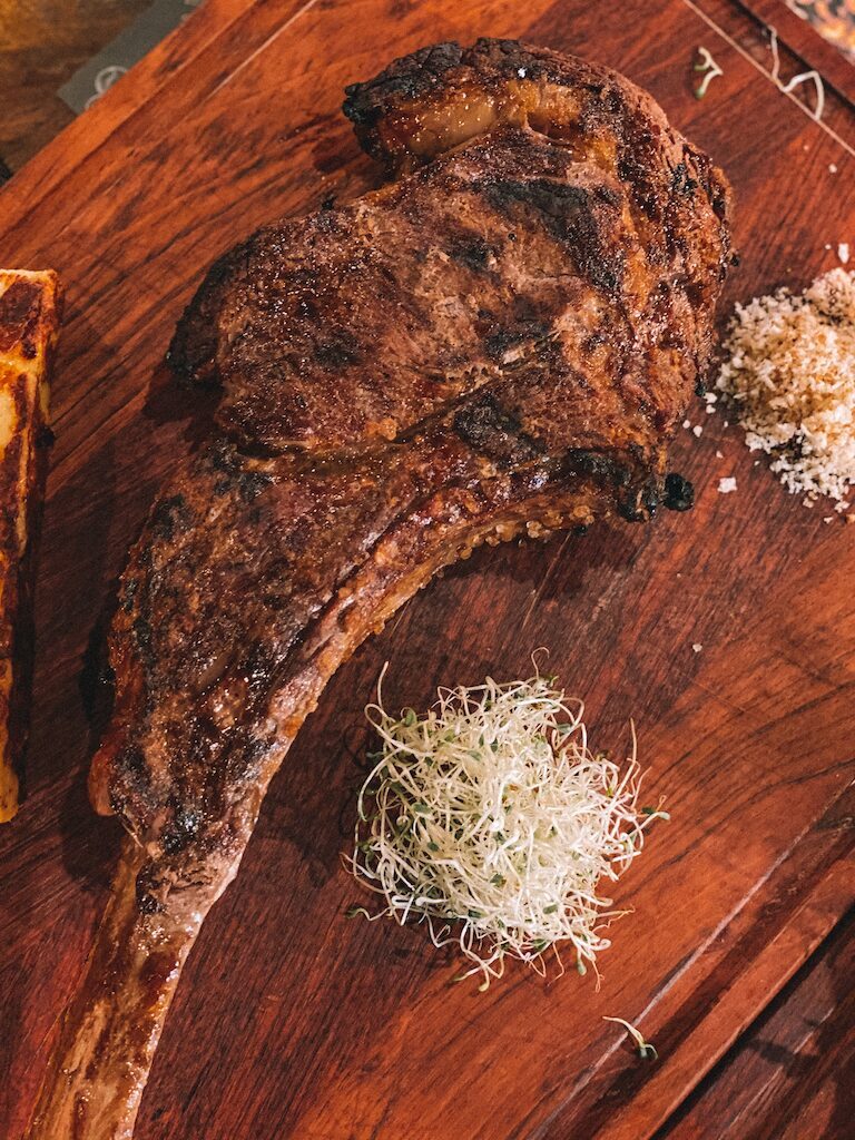 SMOKE-HOUSE-ITAPEMA-ONDE-COMER-BLOG-JULIA-JASPER-TOMAHAWK
