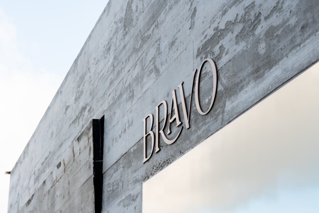 Entrega do Bravo Residences by Arthur Casas reforça a valorização da Praia Brava e consolida a região como polo de luxo imobiliário em SC.
