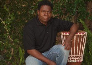 Paulinho da Costa tocando instrumentos de percussão em estúdio durante gravação internacional.
