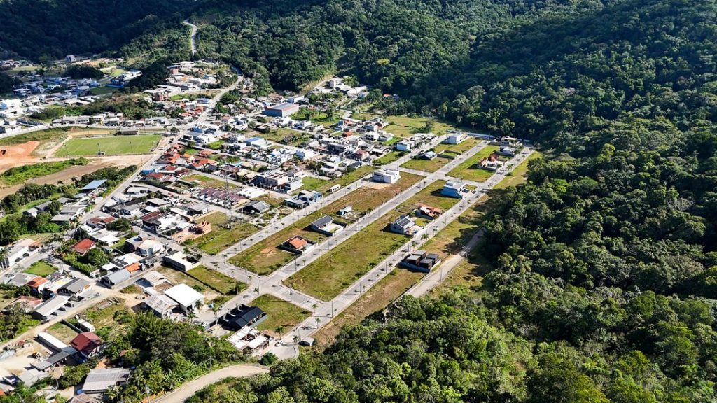 Vista aérea de empreendimento imobiliário em Itapema após decisão judicial que regularizou os loteamentos Jardim Ecoville e Jardim Vila Verde.