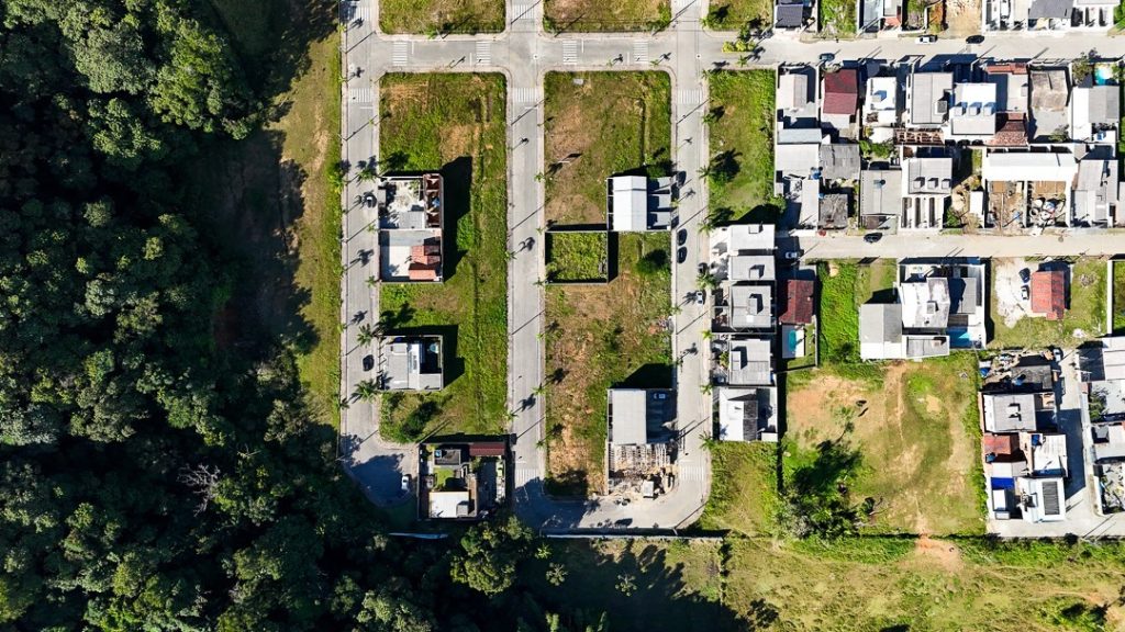 Vista aérea de empreendimento imobiliário em Itapema após decisão judicial que regularizou os loteamentos Jardim Ecoville e Jardim Vila Verde.