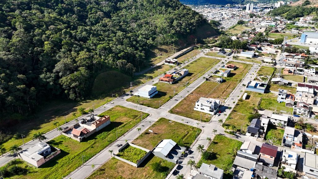 Vista aérea de empreendimento imobiliário em Itapema após decisão judicial que regularizou os loteamentos Jardim Ecoville e Jardim Vila Verde.