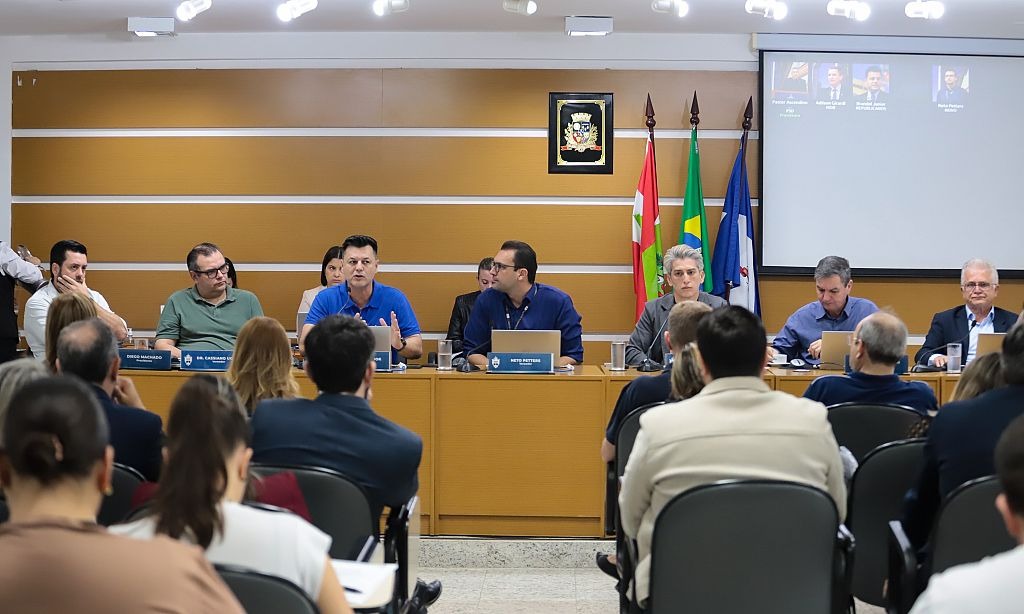 Joinville: Superlotação Hospitalar e Filas Cirúrgicas Dominam Debate na Câmara de Saúde