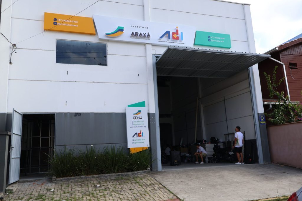 Instituto Araxá lança documentário sobre seus 20 anos de atuação em Itapema. Evento gratuito acontece em 8 de julho com exibição e roda de conversa.