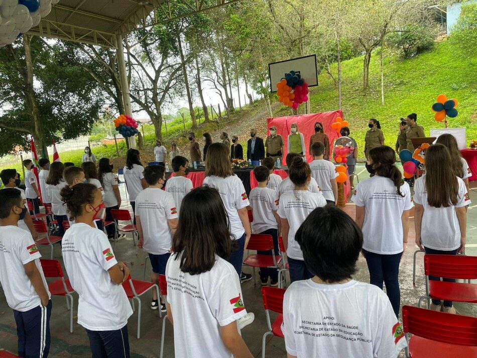 Mais de 100 estudantes da EBM Bilíngue Prof. Oscar Unbehaun recebem ...